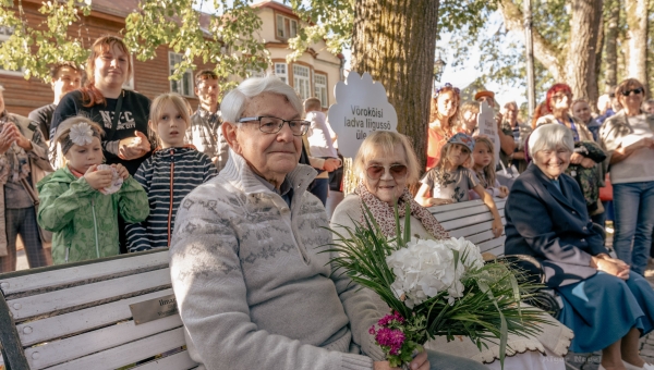 Võrumaa kultuurivedur sai lapsepõlvekodu akna alla nimelise pingi